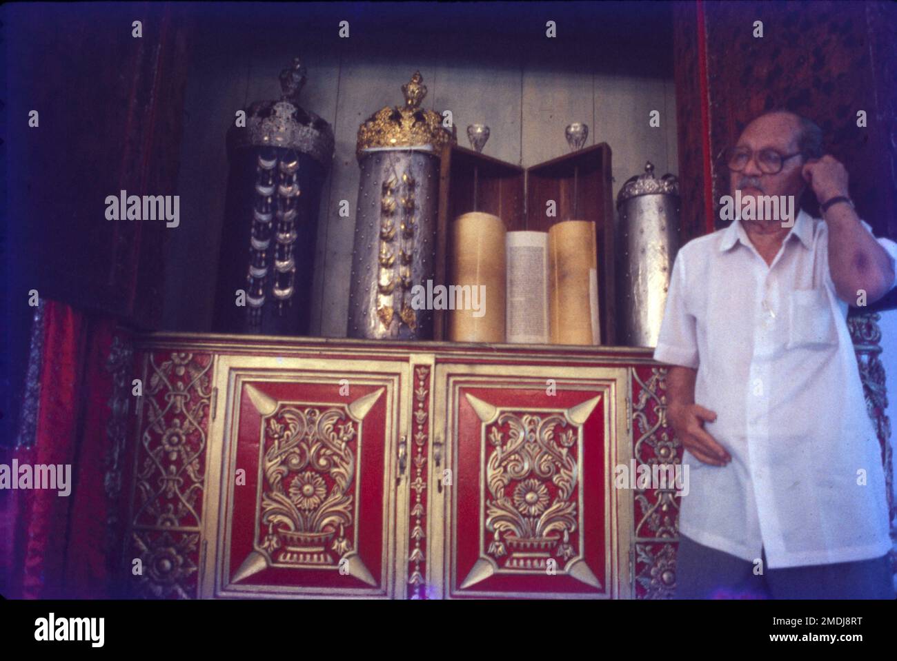 La Synagogue Paradesi Cochin Synagogue juive ou Mattancherry Synagogue est une synagogue située dans la ville de Mattancherry Jew, dans la banlieue de Kochi, au Kerala, en Inde. Il a été construit en 1568 par Samuel Castiel, David Belila et Joseph Levi pour la communauté juive florissante Paradesi à Kochi. La synagogue Paradesi, ou synagogue juif, est la plus ancienne du Commonwealth, a été construite par la communauté juive de Cochin. Banque D'Images