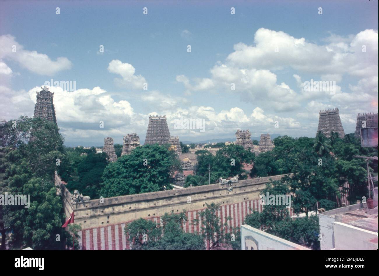 Le temple d'Arulmigu Meenakshi Sundaraswalar est un temple hindou historique situé sur la rive sud de la rivière Vaigai, dans la ville de temple de Madurai, Tamil Nadu, Inde. Elle est dédiée à la déesse Meenakshi, une forme de Shakti, et à son consort, Sundareshwalar, une forme de Shiva. Le temple de Madurai Meenakshi Sundarwarar a été construit par l'empereur Pandayan Sadayavarman Kulasekaran 1190 le fait le plus populaire sur le temple est qu'il abrite une salle qui a mille piliers, une piscine sacrée avec un lotus doré où vous pouvez prendre un bain rituel, une salle de mariage, petits sanctuaires, jardins et bergers d'éléphants. Banque D'Images