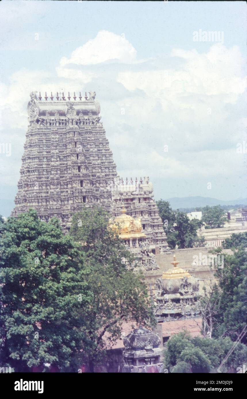 Le temple d'Arulmigu Meenakshi Sundaraswalar est un temple hindou historique situé sur la rive sud de la rivière Vaigai, dans la ville de temple de Madurai, Tamil Nadu, Inde. Elle est dédiée à la déesse Meenakshi, une forme de Shakti, et à son consort, Sundareshwalar, une forme de Shiva. Le temple de Madurai Meenakshi Sundarwarar a été construit par l'empereur Pandayan Sadayavarman Kulasekaran 1190 le fait le plus populaire sur le temple est qu'il abrite une salle qui a mille piliers, une piscine sacrée avec un lotus doré où vous pouvez prendre un bain rituel, une salle de mariage, petits sanctuaires, jardins et bergers d'éléphants. Banque D'Images