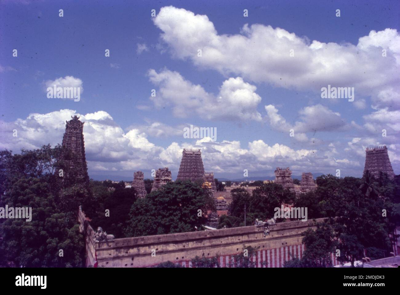 Le temple d'Arulmigu Meenakshi Sundaraswalar est un temple hindou historique situé sur la rive sud de la rivière Vaigai, dans la ville de temple de Madurai, Tamil Nadu, Inde. Elle est dédiée à la déesse Meenakshi, une forme de Shakti, et à son consort, Sundareshwalar, une forme de Shiva. Le temple de Madurai Meenakshi Sundarwarar a été construit par l'empereur Pandayan Sadayavarman Kulasekaran 1190 le fait le plus populaire sur le temple est qu'il abrite une salle qui a mille piliers, une piscine sacrée avec un lotus doré où vous pouvez prendre un bain rituel, une salle de mariage, petits sanctuaires, jardins et bergers d'éléphants. Banque D'Images