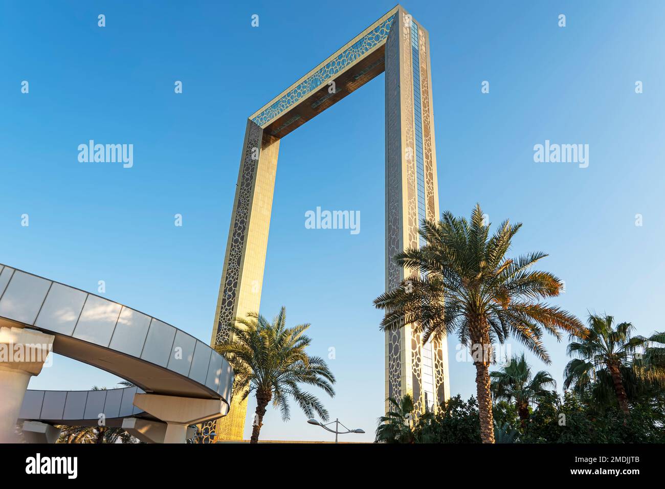 Dubaï, Émirats arabes Unis. 25 novembre 2022: Dubai Golden Frame meilleur nouveau point de repère, qui est situé dans le parc Zabeel. Vue sur le cadre doré et le palmier Banque D'Images