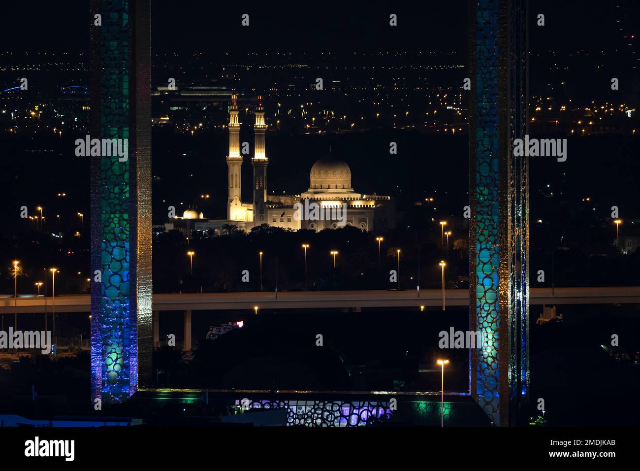 Dubaï, Émirats arabes Unis. 26 novembre 2022 : vue panoramique incroyable sur le plus grand cadre doré du monde fabriqué à Dubaï, cadre des Émirats Arabes Unis à Dubaï avec vue sur les gratte-ciel de Dubaï la nuit Banque D'Images