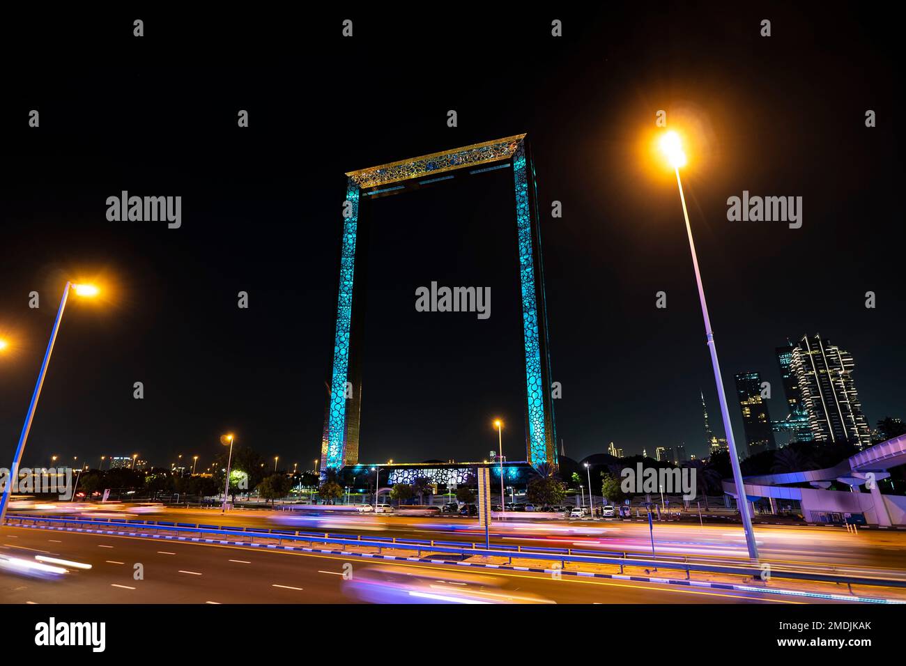 Dubaï, Émirats arabes Unis. 25 novembre 2022 : un nouveau monument architectural à Dubaï est un cadre doré contre un ciel noir. Banque D'Images