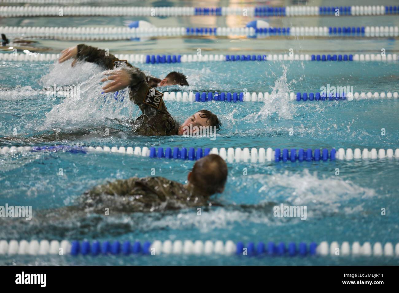 Les soldats participent à la partie natation de la compétition nationale des meilleurs guerriers de l'ARNG 2022 à l'université d'État du Tennessee du Moyen-Orient à Murfreesboro, Tennessee, 25 juillet 2022. Dans cette compétition, les meilleurs gardes de sept régions testent leurs limites mentales et physiques alors qu'ils se battent pour représenter l'ARNG au concours All Army Best Squad. Banque D'Images