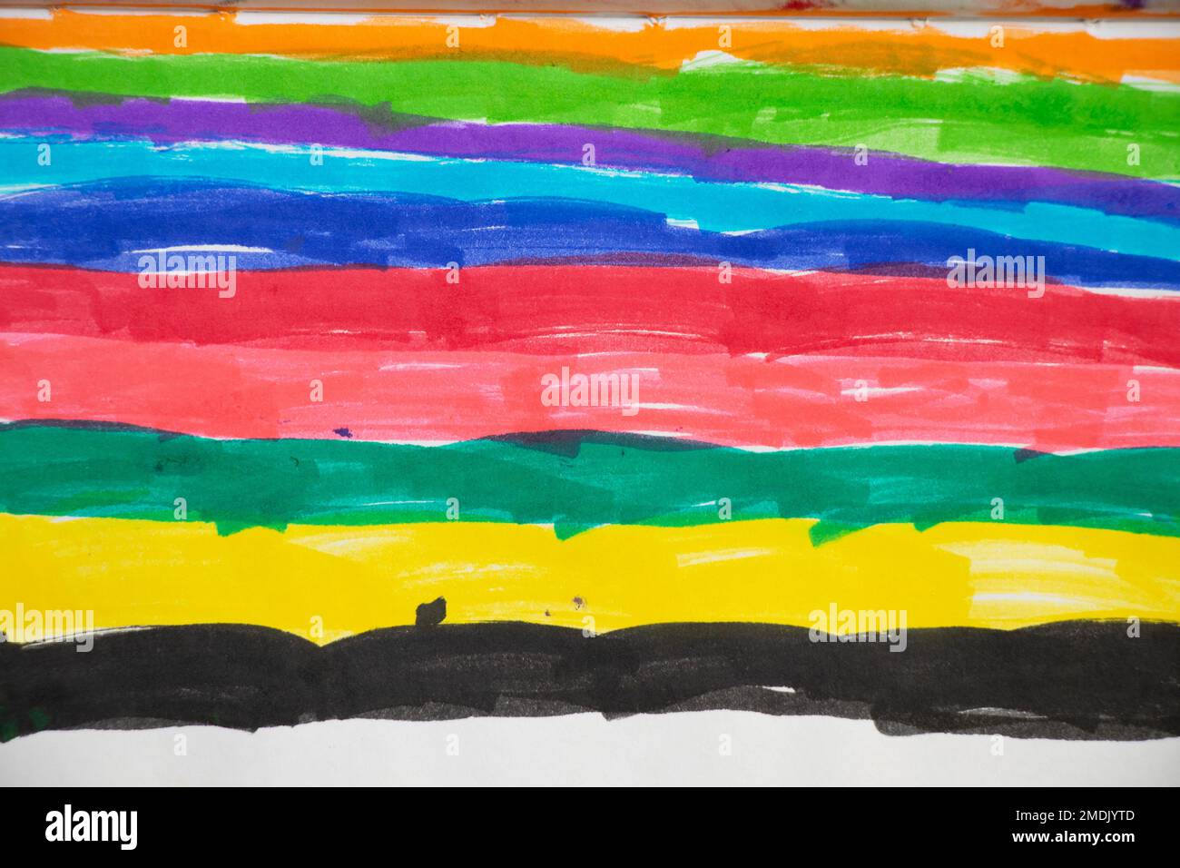 bandes horizontales multicolores peintes par un enfant dans l'album comme arrière-plan, dessin de l'enfant arc-en-ciel Banque D'Images