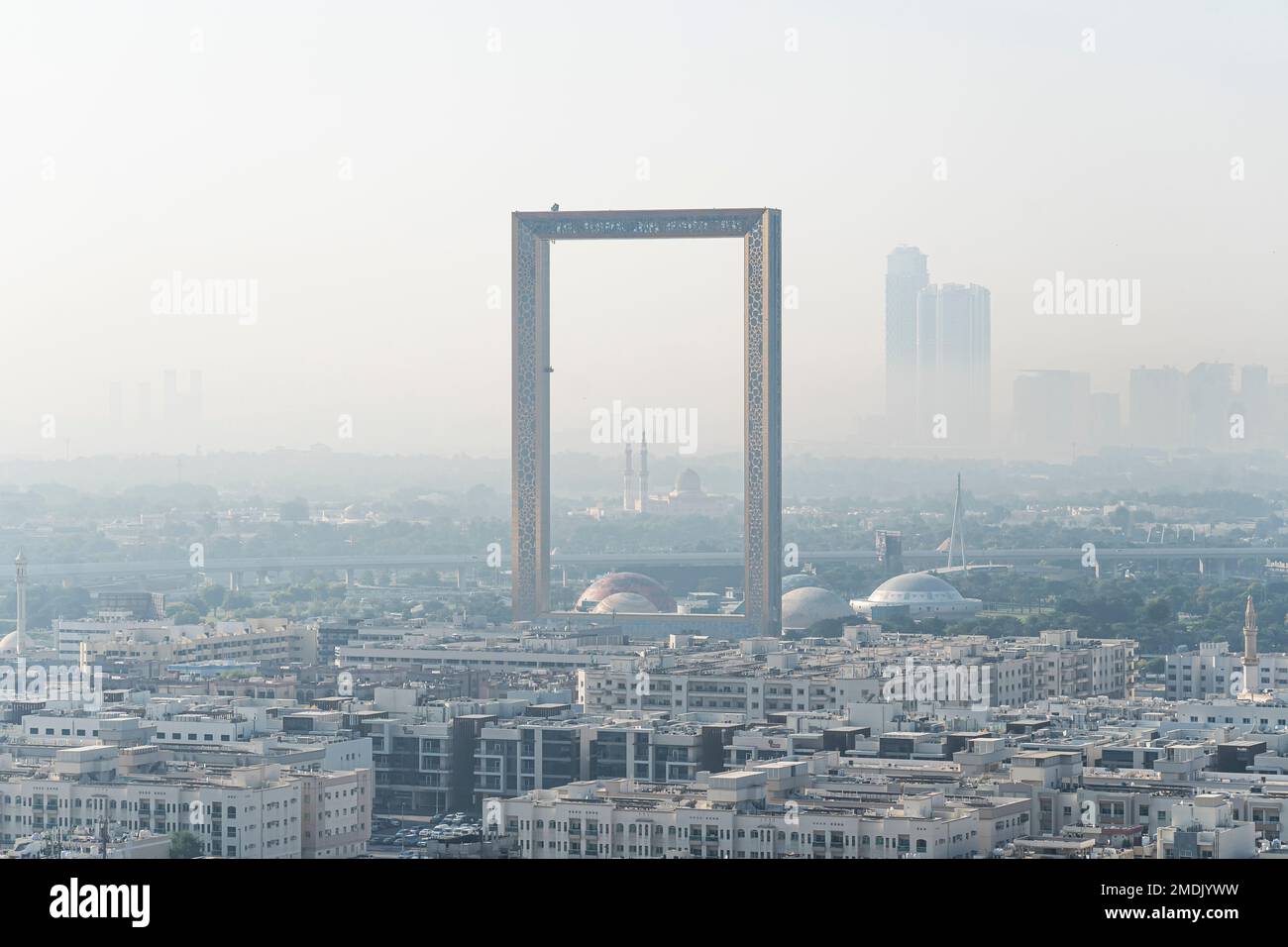 Dubaï, Émirats arabes Unis. 26 novembre 2022 : vue panoramique incroyable sur le plus grand cadre doré du monde fabriqué à Dubaï, cadre des Émirats arabes Unis avec vue sur les gratte-ciel de Dubaï le jour Banque D'Images