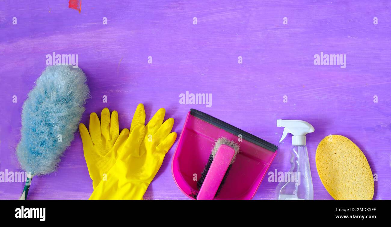 équipement de nettoyage de printemps sur fond violet avec espace de copie Banque D'Images