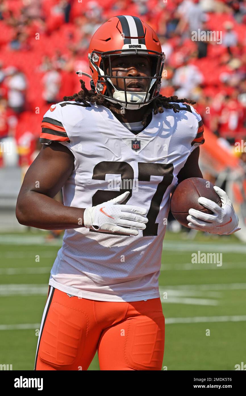Cleveland Browns running back Kareem Hunt (27) works out before an NFL football game against the Kansas City Chiefs Sunday, Sept. 12, 2021, in Kansas City, Mo. (AP Photo/Peter Aiken) Banque D'Images