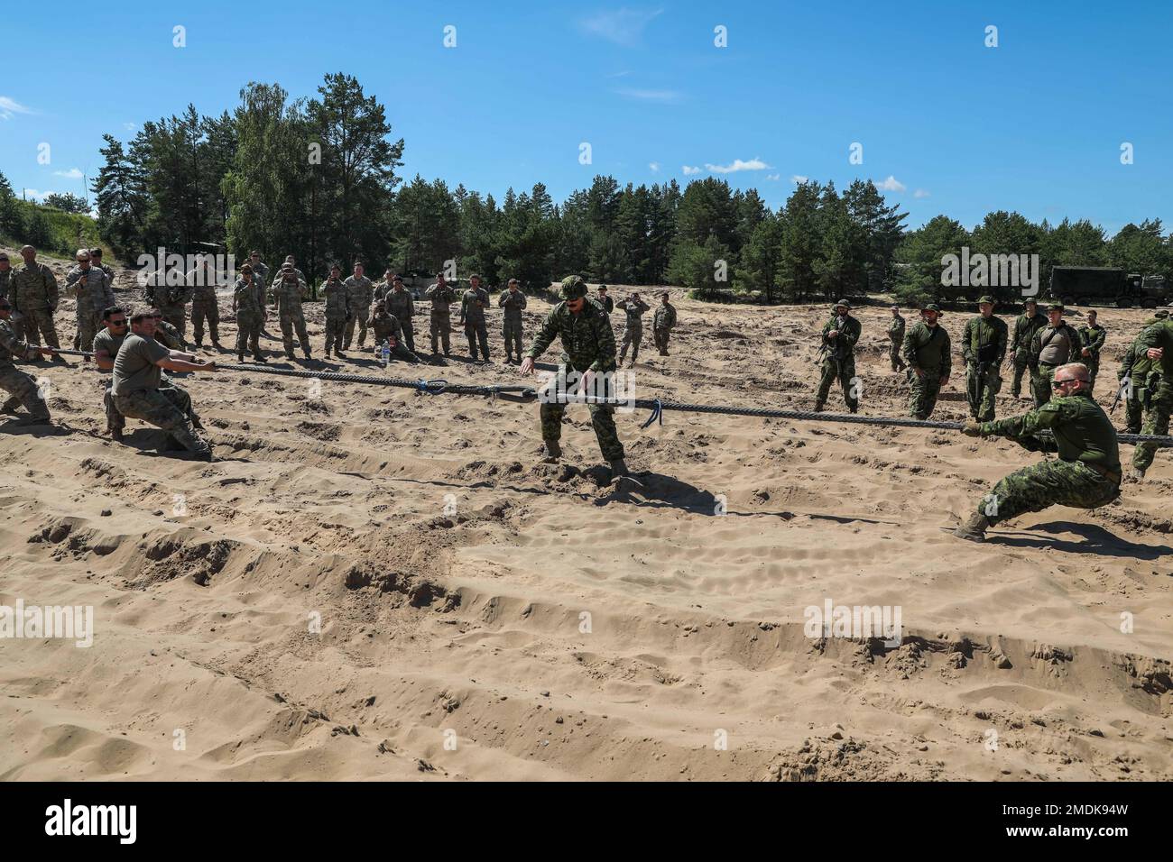 ÉTATS-UNIS Soldats affectés à Alpha Battery, 3rd Bataillon, 29th Régiment d'artillerie de campagne, 3rd équipe de combat de brigade blindée, 4th Division d'infanterie et présence avancée renforcée de l'OTAN canadienne les soldats participent à une compétition de guerre dans les champs du site d'opération avancée Adazi, Lettonie, 25 juillet 2022. L'ABCT de 3/4 est parmi les autres unités assignées à la Division d'infanterie de 1st, travaillant fièrement aux côtés des alliés de l'OTAN et des partenaires de sécurité régionaux pour fournir des forces crédibles au combat au V corps, le corps déployé avancé de l'Amérique en Europe. Banque D'Images