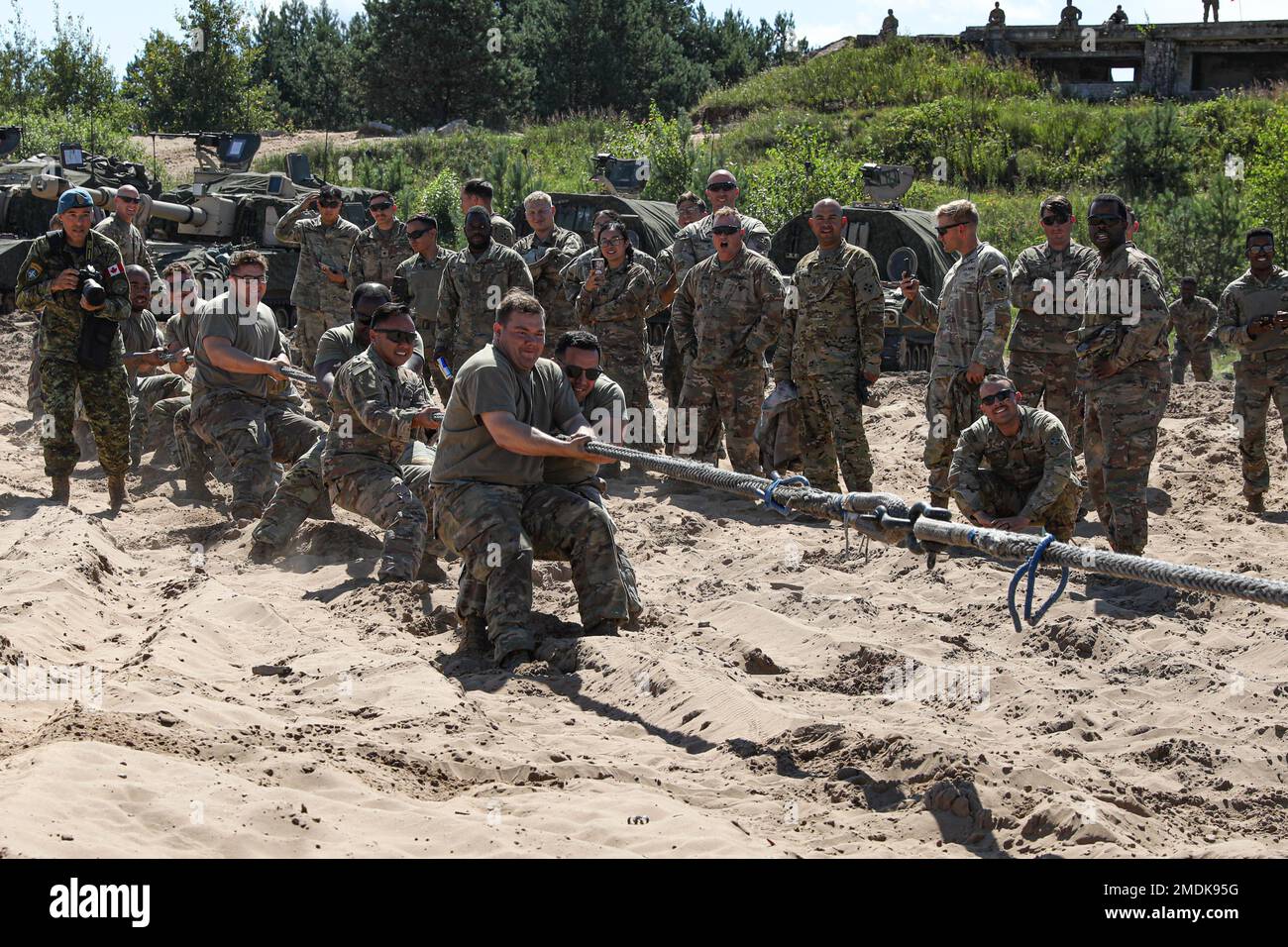 ÉTATS-UNIS Soldats affectés à Alpha Battery, 3rd Bataillon, 29th Régiment d'artillerie de campagne, 3rd équipe de combat de brigade blindée, 4th Division d'infanterie et présence avancée renforcée de l'OTAN canadienne les soldats participent à une compétition de guerre dans les champs du site d'opération avancée Adazi, Lettonie, 25 juillet 2022. L'ABCT de 3/4 est parmi les autres unités assignées à la Division d'infanterie de 1st, travaillant fièrement aux côtés des alliés de l'OTAN et des partenaires de sécurité régionaux pour fournir des forces crédibles au combat au V corps, le corps déployé avancé de l'Amérique en Europe. Banque D'Images