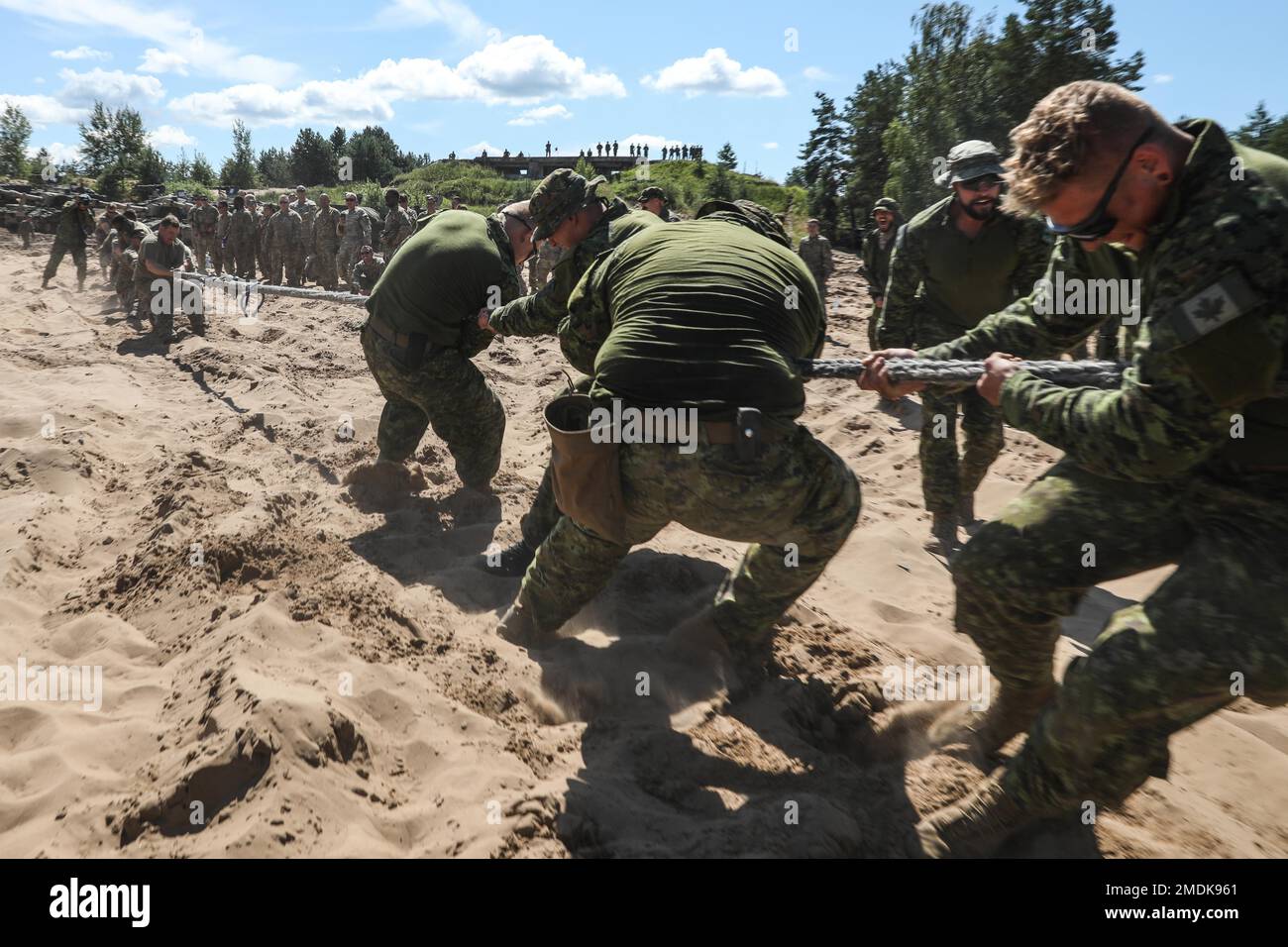 ÉTATS-UNIS Soldats affectés à Alpha Battery, 3rd Bataillon, 29th Régiment d'artillerie de campagne, 3rd équipe de combat de brigade blindée, 4th Division d'infanterie et présence avancée renforcée de l'OTAN canadienne les soldats participent à une compétition de guerre dans les champs du site d'opération avancée Adazi, Lettonie, 25 juillet 2022. L'ABCT de 3/4 est parmi les autres unités assignées à la Division d'infanterie de 1st, travaillant fièrement aux côtés des alliés de l'OTAN et des partenaires de sécurité régionaux pour fournir des forces crédibles au combat au V corps, le corps déployé avancé de l'Amérique en Europe. Banque D'Images