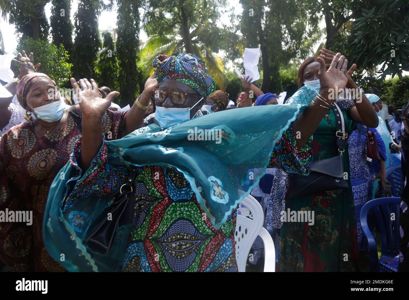 Supporters of Guinea's Opposition Leader, Sidya Toure, dance upon his arrival at his residence in Conakry, Guinea, Saturday, Sept. 11, 2021. Toure, one of the opposition leaders who left Guinea ten months ago, returned on Saturday to Conakry, nearly a week after the militaries removed president Alpha Conde from power. Toure, leader of the Union of Republican Forces party (UFR), was welcomed by dozens of his followers in the capital of the country. (AP Photo/Sunday Alamba) Banque D'Images
