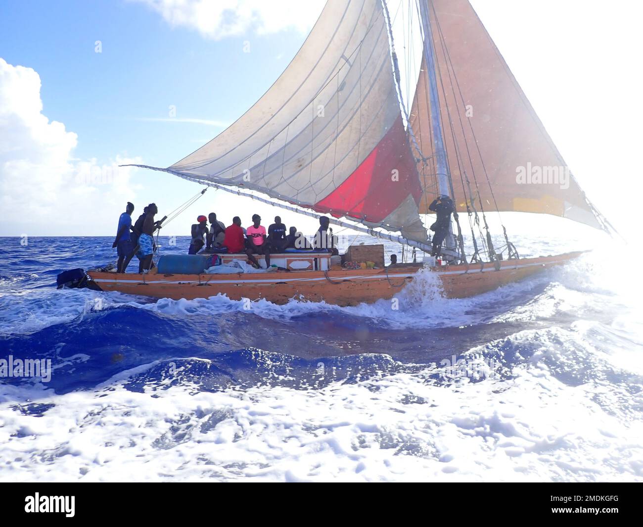 Un voilier grossièrement surchargé près de Cay Sal Bank, le 25 juillet 2022. L'équipage de la Garde côtière américaine Cutter Tampa a rapatrié 109 Haïtiens au Cap-Haïtien, Haïti, le 30 juillet 2022, suite à l'interdiction. (Photo de la Garde côtière américaine) Haïti, OPSEW, secteur Miami, interdiction de migrants, Banque D'Images