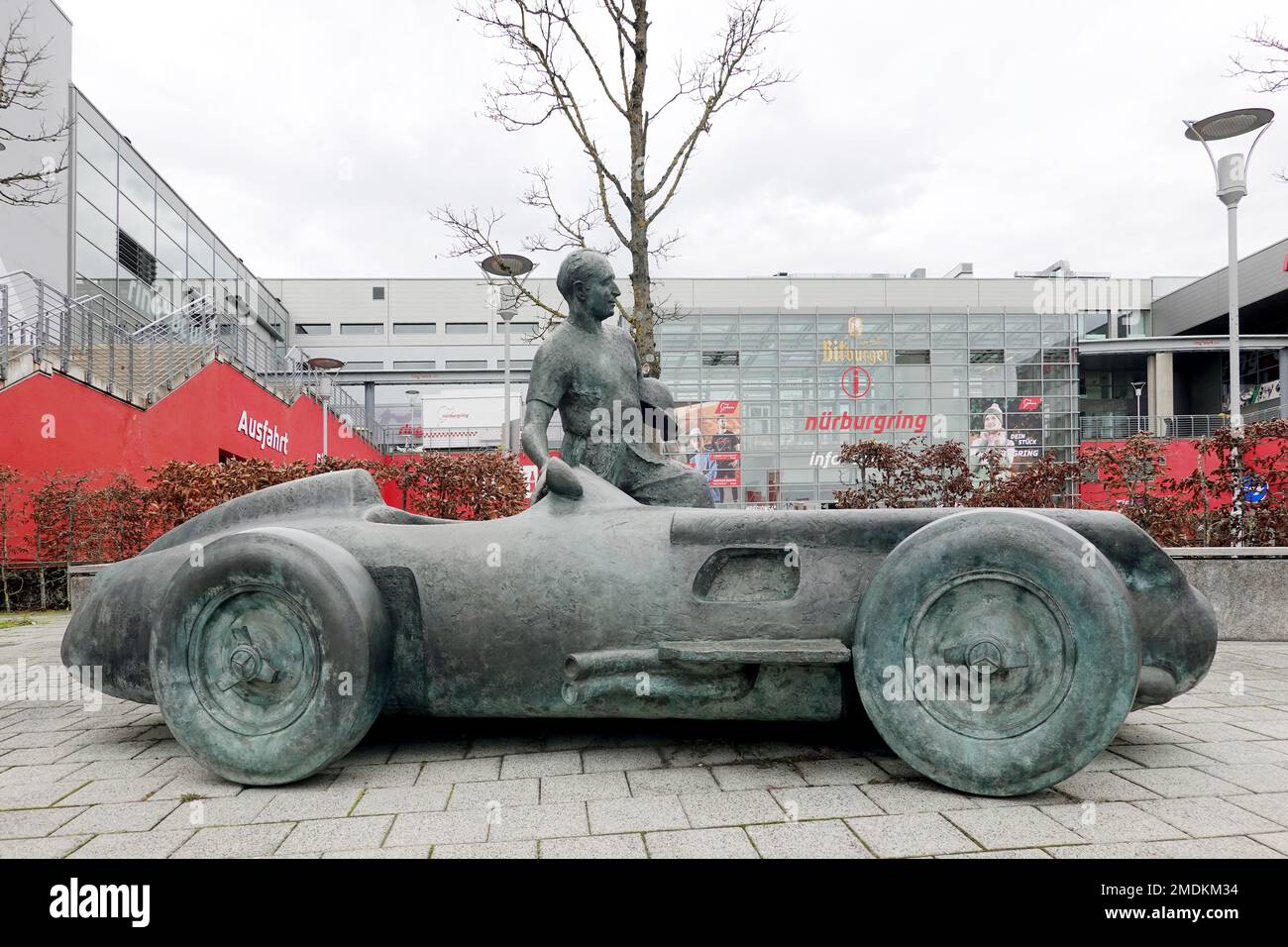 Monument à Juan Manuel Fangio et la Mercedes-Benz Silver Arrow 1954 au Nuerburgring, Allemagne, Rhénanie-Palatinat, Nuerburg Banque D'Images