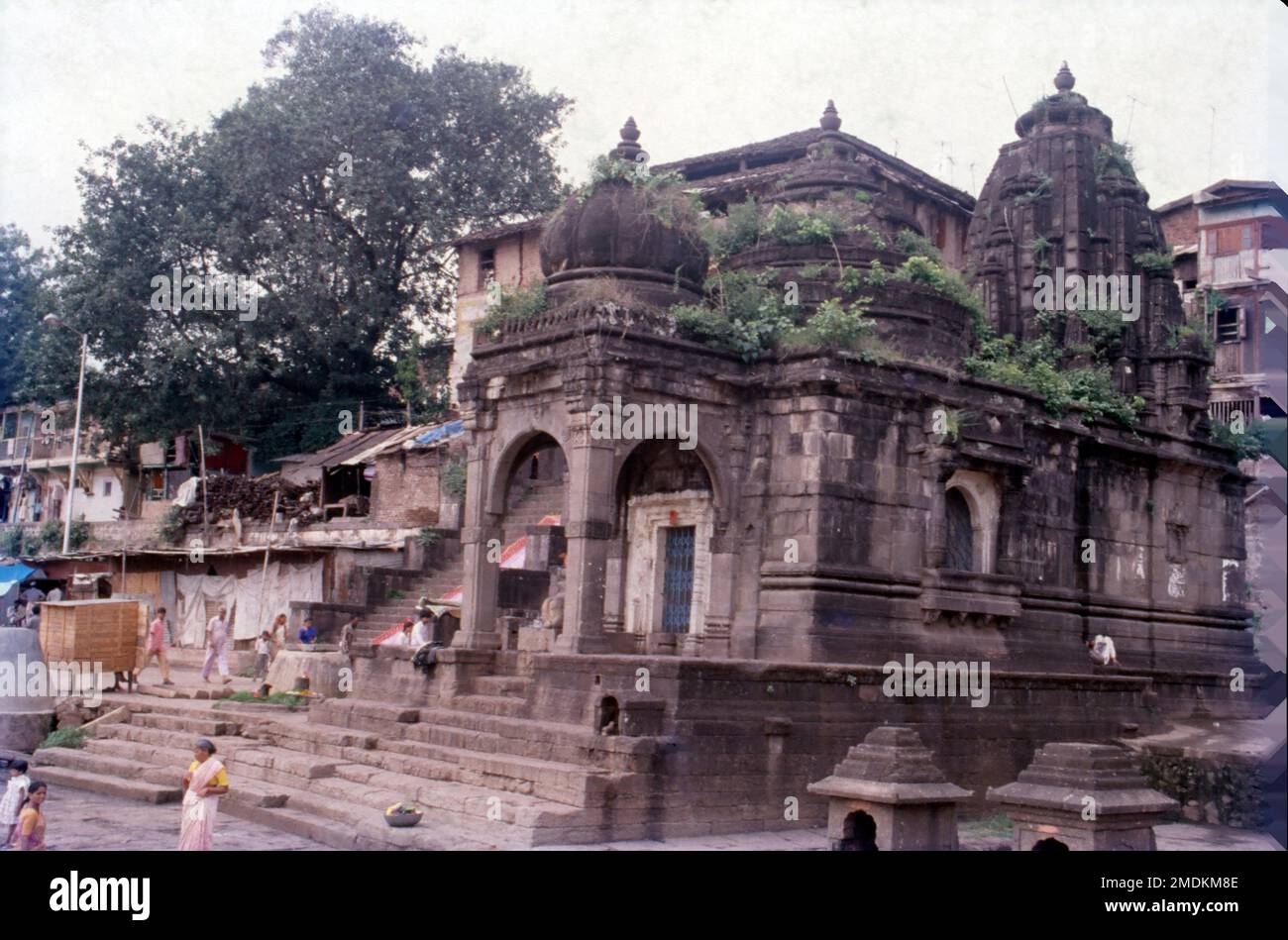 Le temple de Kalaram est un ancien sanctuaire hindou dédié à Rama dans la région de Panchavati dans la ville de Nashik à Maharashtra, en Inde. Le temple tire son nom d'une statue noire de Lord Rama. La traduction littérale du kalaram est 'Black Rama'. Le nom 'Panchvati' est dérivé des mots Panch qui signifie cinq et Vati qui signifie banyan Tree. C'est le site où se trouve Sita Gumph ou Sita's Cave . Banque D'Images