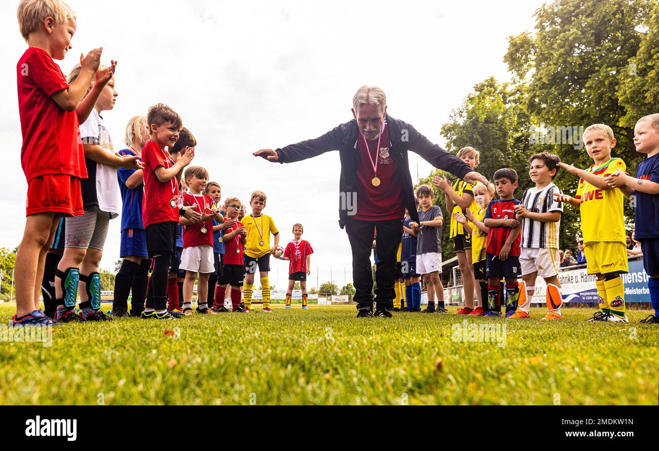 Prix pour le patron de l'agence Jürgen Fromme (56) ans avec la photo "adieu au travail volontaire, il a réussi à la photo de sport de l'année dans la catégorie "vrais amateurs, vrais professionnels" 1st place. firo: 22.06.2022, football, saison 2021/ 2022, football amateur ses mini-kickers lui apprécient un joueur trellis, highlight/joke/humor bureau honorifique, ligue de district, football des jeunes, affaires sociales, Sport de masse, DJK SF Dülmen, amateur sport honoraire, Werner Feugmann (73 ans) entre, après 36 ans, en fonctions honorifiques, comme entraîneur, Le U6, à, le, DJK Dülmen, retour, adieu, est, un Banque D'Images