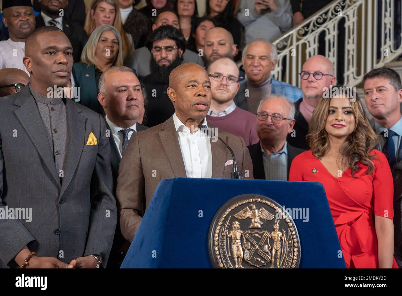 New York, États-Unis. 22nd janvier 2023. Le maire de la ville de New York, Eric Adams, demande une aide supplémentaire du gouvernement fédéral pour gérer l'afflux de demandeurs d'asile à l'hôtel de ville de Rotunda à New York. Le maire Adams, flanqué de défenseurs de l'immigration de toute la ville, appelle le gouvernement fédéral à nommer quelqu'un pour construire une stratégie de propagation des migrants et d'atténuer l'afflux dans des villes comme New York. Crédit : SOPA Images Limited/Alamy Live News Banque D'Images