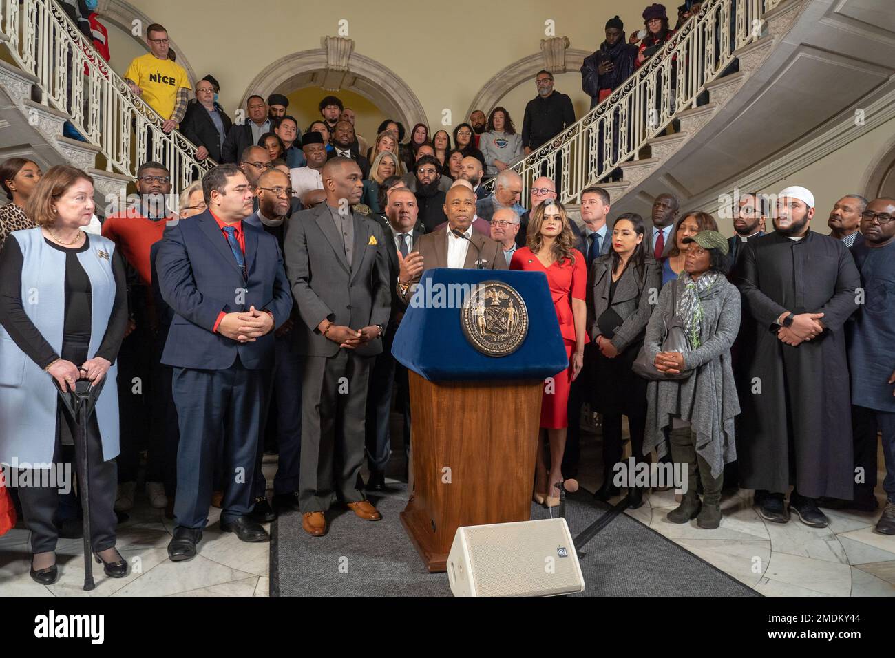 New York, États-Unis. 22nd janvier 2023. Le maire de la ville de New York, Eric Adams, demande une aide supplémentaire du gouvernement fédéral pour gérer l'afflux de demandeurs d'asile à l'hôtel de ville de Rotunda à New York. Le maire Adams, flanqué de défenseurs de l'immigration de toute la ville, appelle le gouvernement fédéral à nommer quelqu'un pour construire une stratégie de propagation des migrants et d'atténuer l'afflux dans des villes comme New York. Crédit : SOPA Images Limited/Alamy Live News Banque D'Images