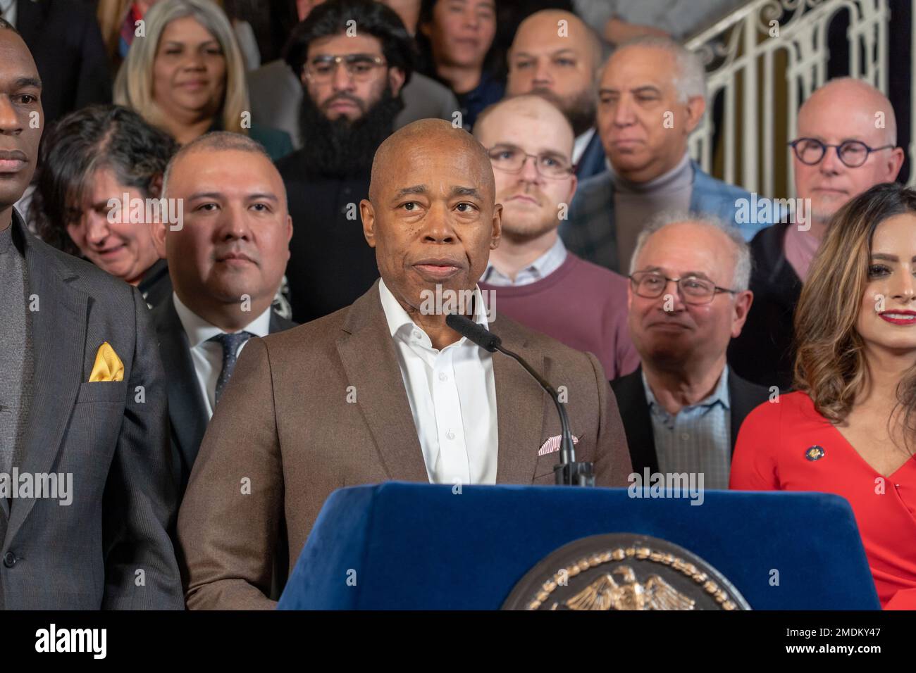 New York, États-Unis. 22nd janvier 2023. Le maire de la ville de New York, Eric Adams, demande une aide supplémentaire du gouvernement fédéral pour gérer l'afflux de demandeurs d'asile à l'hôtel de ville de Rotunda à New York. Le maire Adams, flanqué de défenseurs de l'immigration de toute la ville, appelle le gouvernement fédéral à nommer quelqu'un pour construire une stratégie de propagation des migrants et d'atténuer l'afflux dans des villes comme New York. Crédit : SOPA Images Limited/Alamy Live News Banque D'Images