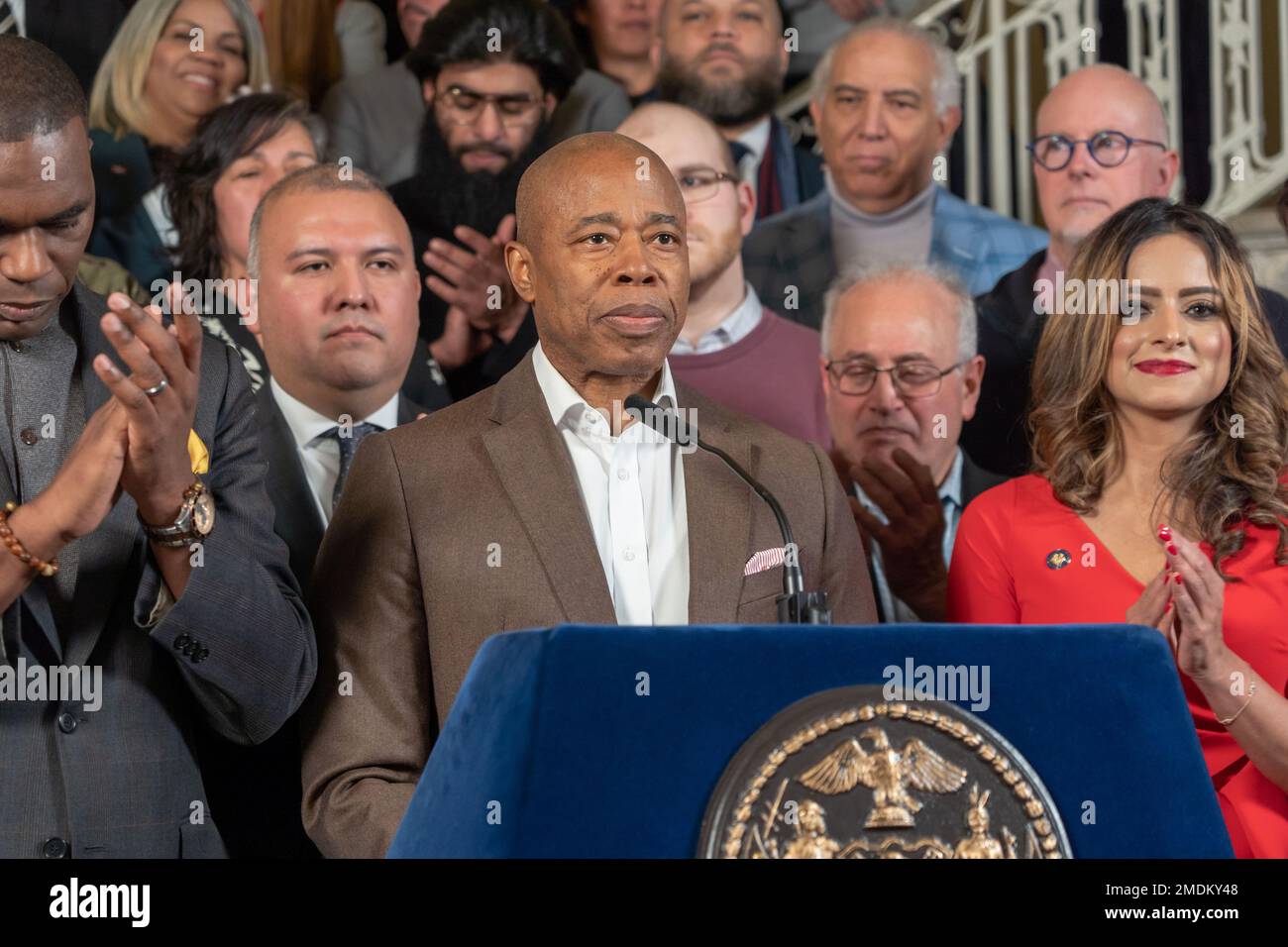 New York, États-Unis. 22nd janvier 2023. Le maire de la ville de New York, Eric Adams, demande une aide supplémentaire du gouvernement fédéral pour gérer l'afflux de demandeurs d'asile à l'hôtel de ville de Rotunda à New York. Le maire Adams, flanqué de défenseurs de l'immigration de toute la ville, appelle le gouvernement fédéral à nommer quelqu'un pour construire une stratégie de propagation des migrants et d'atténuer l'afflux dans des villes comme New York. Crédit : SOPA Images Limited/Alamy Live News Banque D'Images
