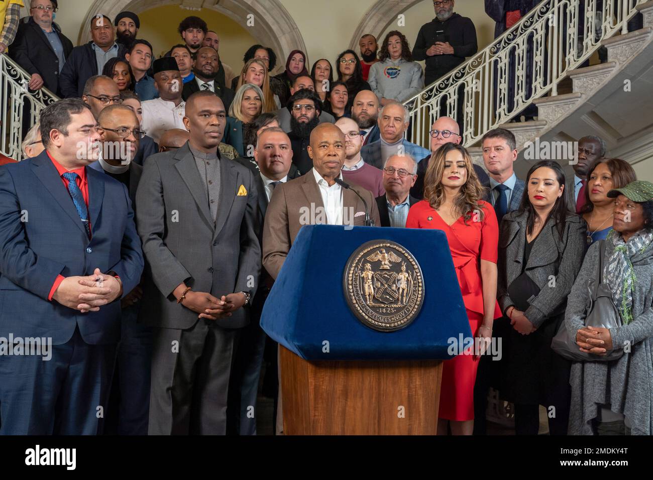 New York, États-Unis. 22nd janvier 2023. Le maire de la ville de New York, Eric Adams, demande une aide supplémentaire du gouvernement fédéral pour gérer l'afflux de demandeurs d'asile à l'hôtel de ville de Rotunda à New York. Le maire Adams, flanqué de défenseurs de l'immigration de toute la ville, appelle le gouvernement fédéral à nommer quelqu'un pour construire une stratégie de propagation des migrants et d'atténuer l'afflux dans des villes comme New York. Crédit : SOPA Images Limited/Alamy Live News Banque D'Images