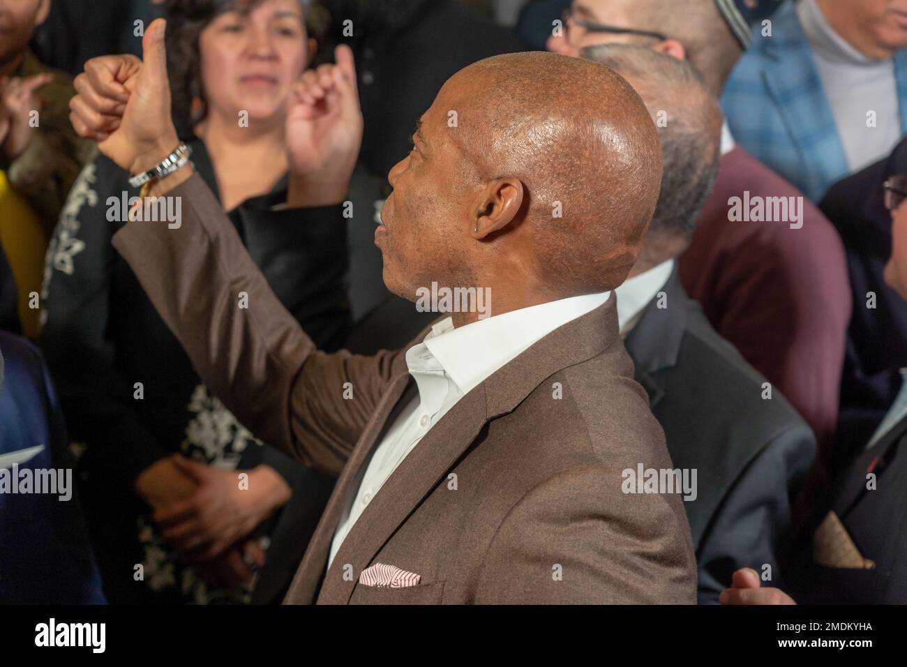 New York, États-Unis. 22nd janvier 2023. Le maire de la ville de New York, Eric Adams, demande une aide supplémentaire du gouvernement fédéral pour gérer l'afflux de demandeurs d'asile à l'hôtel de ville de Rotunda à New York. Le maire Adams, flanqué de défenseurs de l'immigration de toute la ville, appelle le gouvernement fédéral à nommer quelqu'un pour construire une stratégie de propagation des migrants et d'atténuer l'afflux dans des villes comme New York. Crédit : SOPA Images Limited/Alamy Live News Banque D'Images