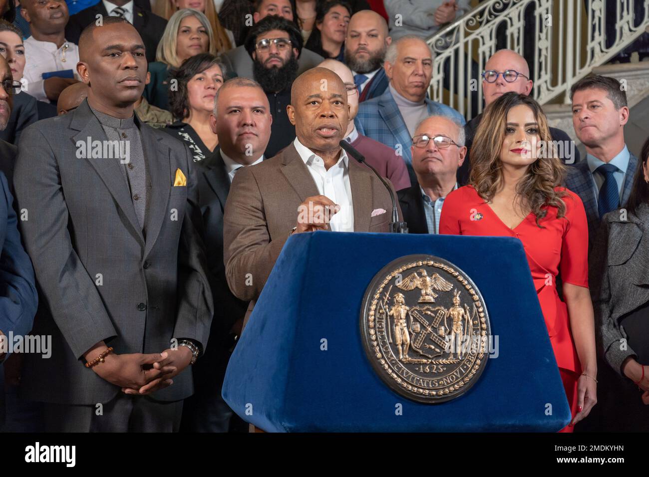 New York, États-Unis. 22nd janvier 2023. Le maire de la ville de New York, Eric Adams, demande une aide supplémentaire du gouvernement fédéral pour gérer l'afflux de demandeurs d'asile à l'hôtel de ville de Rotunda à New York. Le maire Adams, flanqué de défenseurs de l'immigration de toute la ville, appelle le gouvernement fédéral à nommer quelqu'un pour construire une stratégie de propagation des migrants et d'atténuer l'afflux dans des villes comme New York. Crédit : SOPA Images Limited/Alamy Live News Banque D'Images