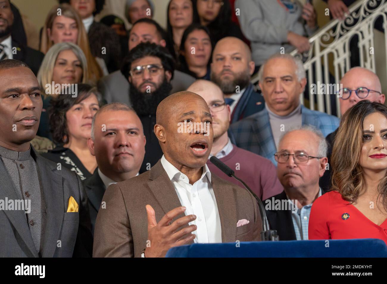 New York, États-Unis. 22nd janvier 2023. Le maire de la ville de New York, Eric Adams, demande une aide supplémentaire du gouvernement fédéral pour gérer l'afflux de demandeurs d'asile à l'hôtel de ville de Rotunda à New York. Le maire Adams, flanqué de défenseurs de l'immigration de toute la ville, appelle le gouvernement fédéral à nommer quelqu'un pour construire une stratégie de propagation des migrants et d'atténuer l'afflux dans des villes comme New York. Crédit : SOPA Images Limited/Alamy Live News Banque D'Images