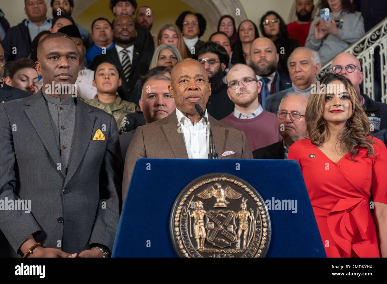 New York, États-Unis. 22nd janvier 2023. Le maire de la ville de New York, Eric Adams, demande une aide supplémentaire du gouvernement fédéral pour gérer l'afflux de demandeurs d'asile à l'hôtel de ville de Rotunda à New York. Le maire Adams, flanqué de défenseurs de l'immigration de toute la ville, appelle le gouvernement fédéral à nommer quelqu'un pour construire une stratégie de propagation des migrants et d'atténuer l'afflux dans des villes comme New York. Crédit : SOPA Images Limited/Alamy Live News Banque D'Images