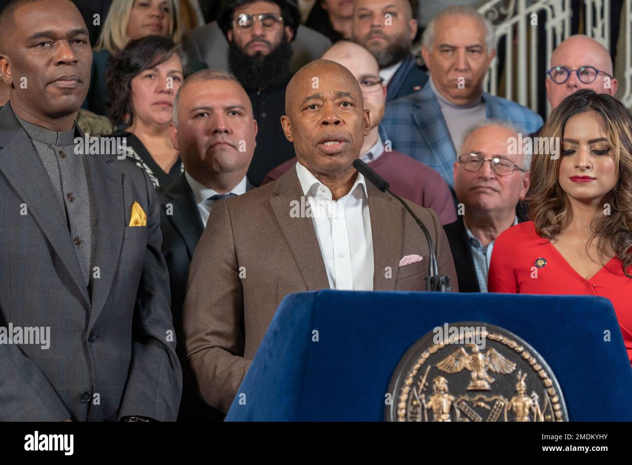 New York, États-Unis. 22nd janvier 2023. Le maire de la ville de New York, Eric Adams, demande une aide supplémentaire du gouvernement fédéral pour gérer l'afflux de demandeurs d'asile à l'hôtel de ville de Rotunda à New York. Le maire Adams, flanqué de défenseurs de l'immigration de toute la ville, appelle le gouvernement fédéral à nommer quelqu'un pour construire une stratégie de propagation des migrants et d'atténuer l'afflux dans des villes comme New York. Crédit : SOPA Images Limited/Alamy Live News Banque D'Images