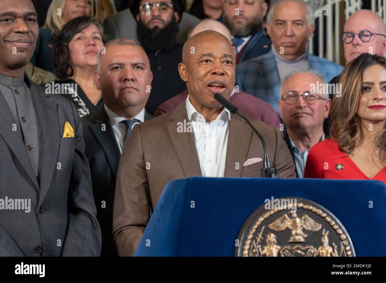 New York, États-Unis. 22nd janvier 2023. Le maire de la ville de New York, Eric Adams, demande une aide supplémentaire du gouvernement fédéral pour gérer l'afflux de demandeurs d'asile à l'hôtel de ville de Rotunda à New York. Le maire Adams, flanqué de défenseurs de l'immigration de toute la ville, appelle le gouvernement fédéral à nommer quelqu'un pour construire une stratégie de propagation des migrants et d'atténuer l'afflux dans des villes comme New York. Crédit : SOPA Images Limited/Alamy Live News Banque D'Images
