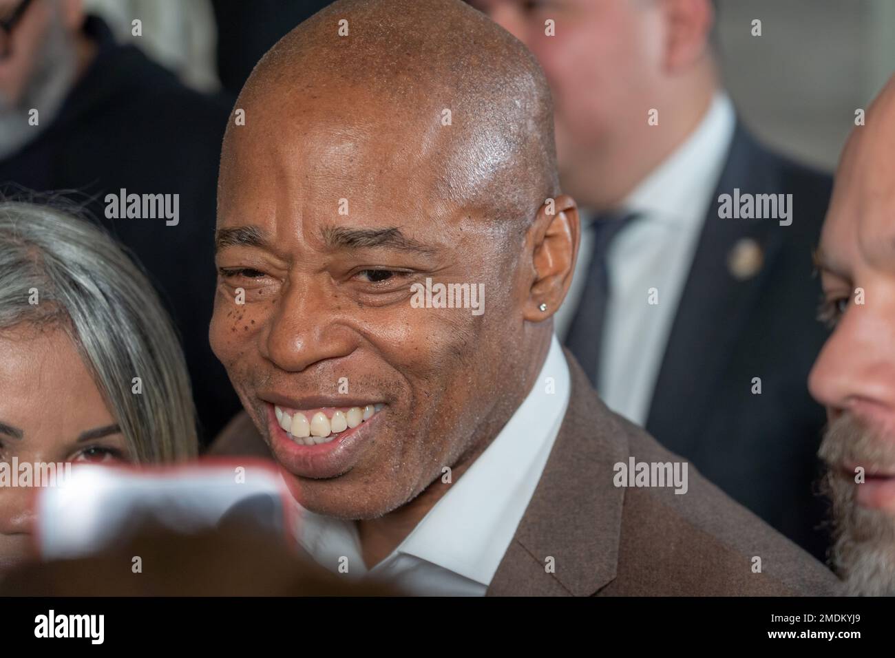 New York, États-Unis. 22nd janvier 2023. Le maire de la ville de New York, Eric Adams, demande une aide supplémentaire du gouvernement fédéral pour gérer l'afflux de demandeurs d'asile à l'hôtel de ville de Rotunda à New York. Le maire Adams, flanqué de défenseurs de l'immigration de toute la ville, appelle le gouvernement fédéral à nommer quelqu'un pour construire une stratégie de propagation des migrants et d'atténuer l'afflux dans des villes comme New York. Crédit : SOPA Images Limited/Alamy Live News Banque D'Images