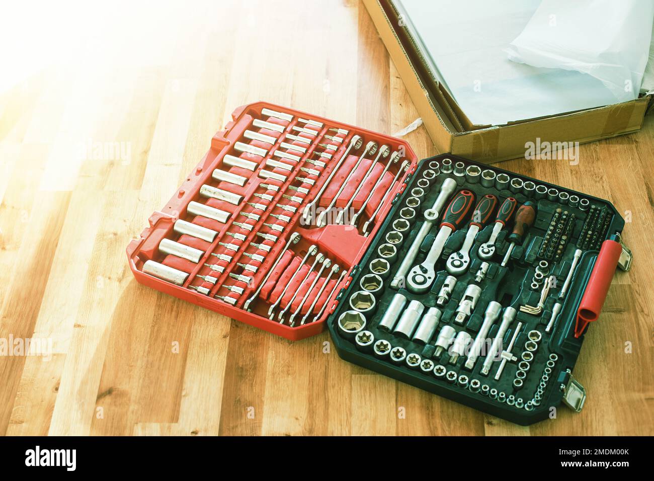 Boîte à outils, jeu d'embouts et de clés sur plancher laminé. Banque D'Images