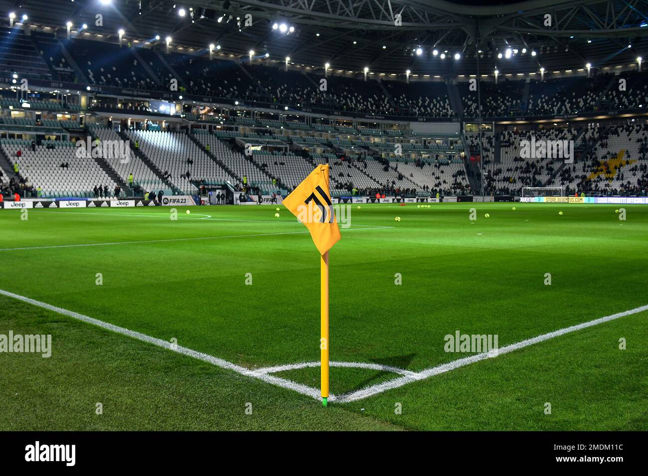 Le logo Juventus est imprimé sur un drapeau d'angle lors de la série Un match de football entre Juventus FC et Atalanta BC au stade Juventus de Turin (IT Banque D'Images