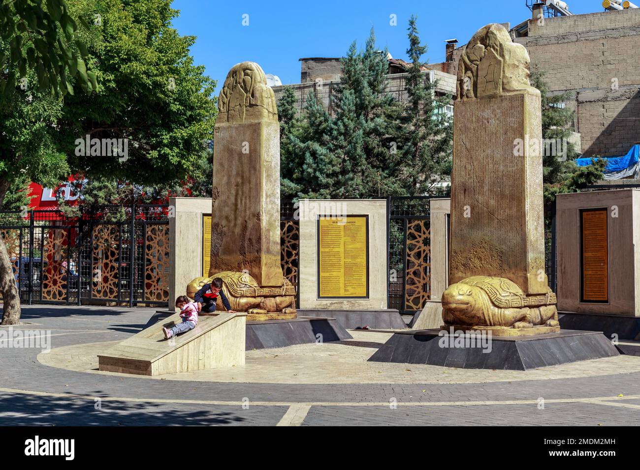 GAZIANTEP, TURQUIE - 6 OCTOBRE 2020 : les enfants jouent sur la réplique du monument commémoratif du Kul Tigin avec les inscriptions d'Ohron. Banque D'Images