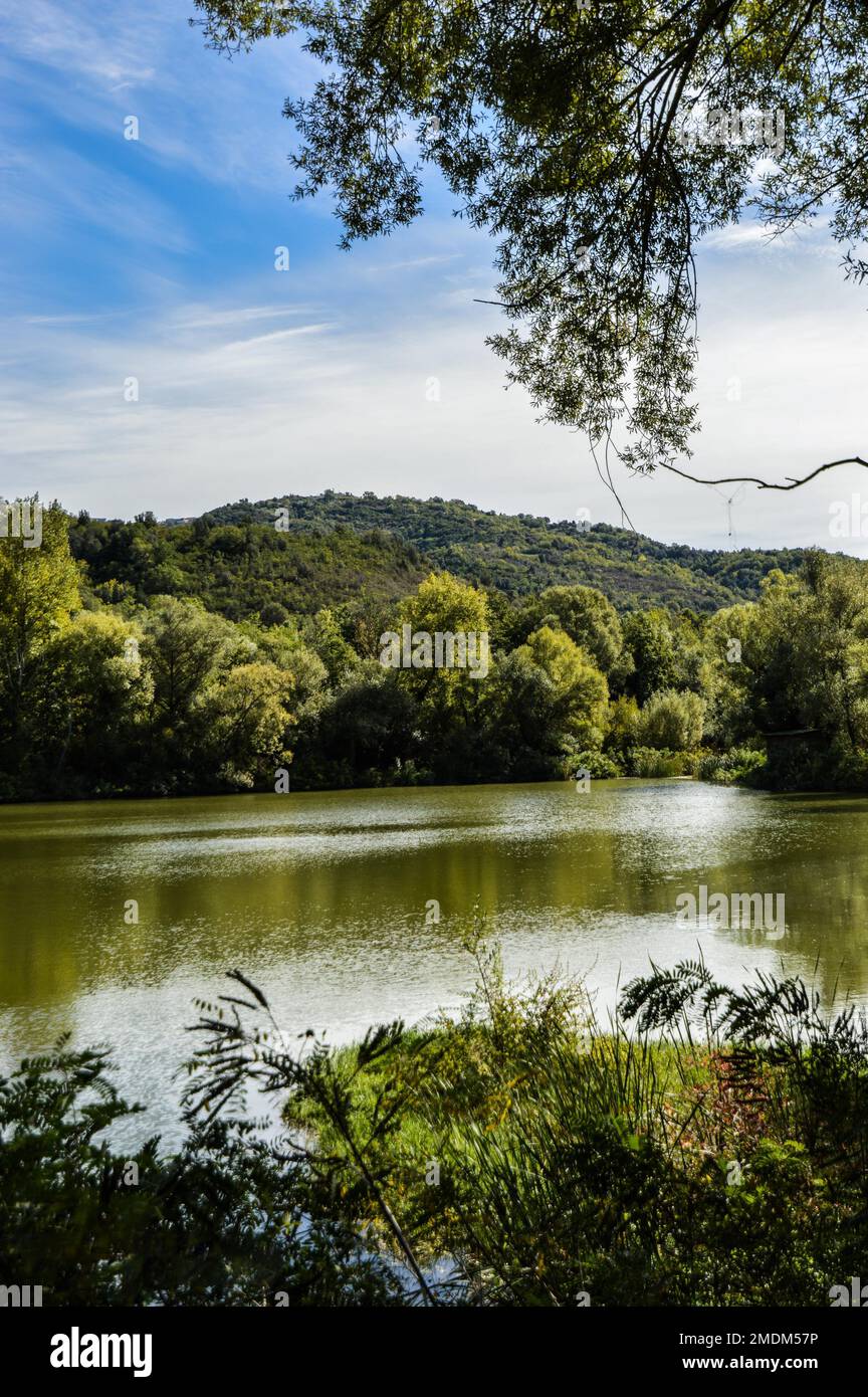 Un beau lac dans un parc dans le sud de l'italie en automne Banque D'Images