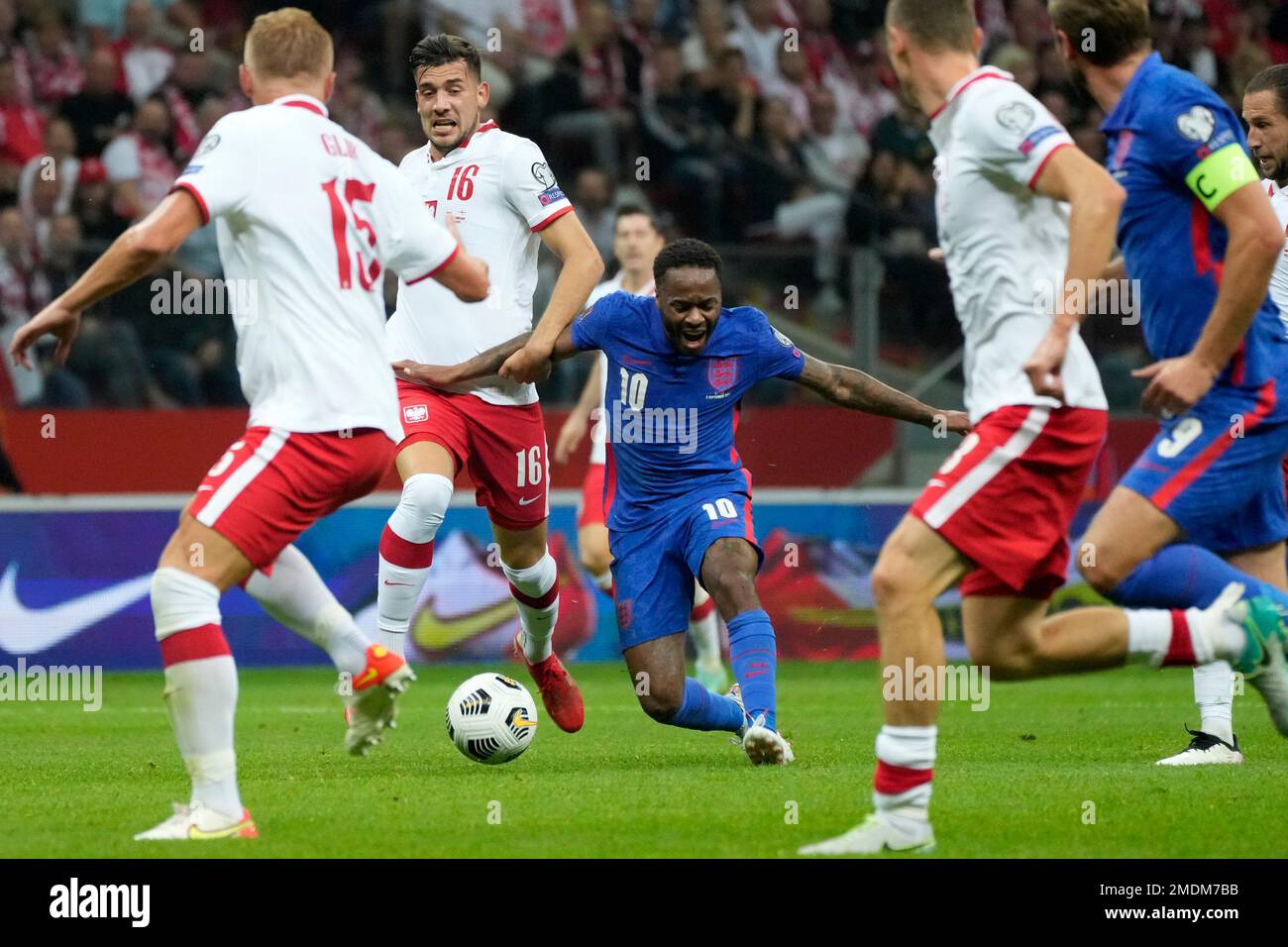Poland's Jakub Moder, 2nd left, vies for the ball with England's Raheem Sterling during the World Cup 2022 group I qualifying soccer match between Poland and England, at the Narodowy stadium in Warsaw, Wednesday, Sept. 8, 2021. (AP Photo/Czarek Sokolowski) Banque D'Images