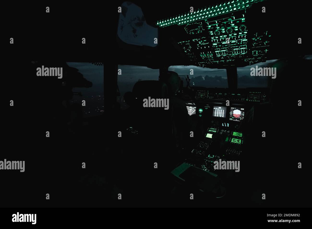ÉTATS-UNIS Les pilotes de la Force aérienne affectés à l'escadron de transport aérien 14th effectuent un vol de nuit d'entraînement de routine à bord d'un avion C-17 Globemaster III au-dessus de l'aérodrome auxiliaire du Nord, en Caroline du Sud, en 25 juillet 2022. Le terrain d'aviation auxiliaire Nord soutient directement l'équipage de l'aile de transport aérien 437th et 315th et la formation de pilote. Banque D'Images