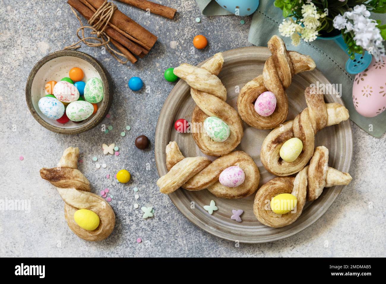 Idée de gâteau de Pâques. Pains de Pâques en forme de lapin pâte feuilletée à la cannelle sur une table en pierre. Vue de dessus. Banque D'Images