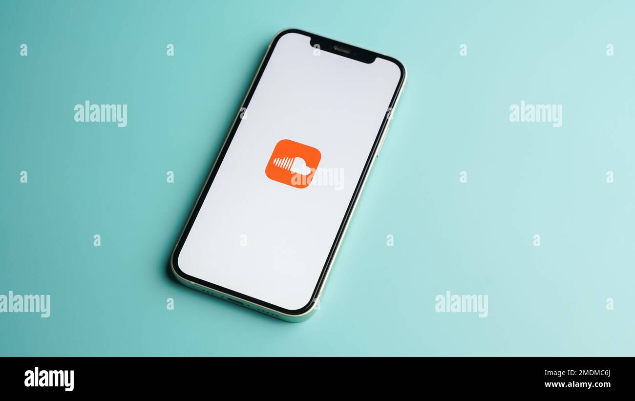 Application de musique SoundCloud sur le smartphone, application pour la  musique, la radio et la diffusion de podcasts, smartphone ios, écran  d'iPhone 12 isolé sur fond de couleur Photo Stock - Alamy