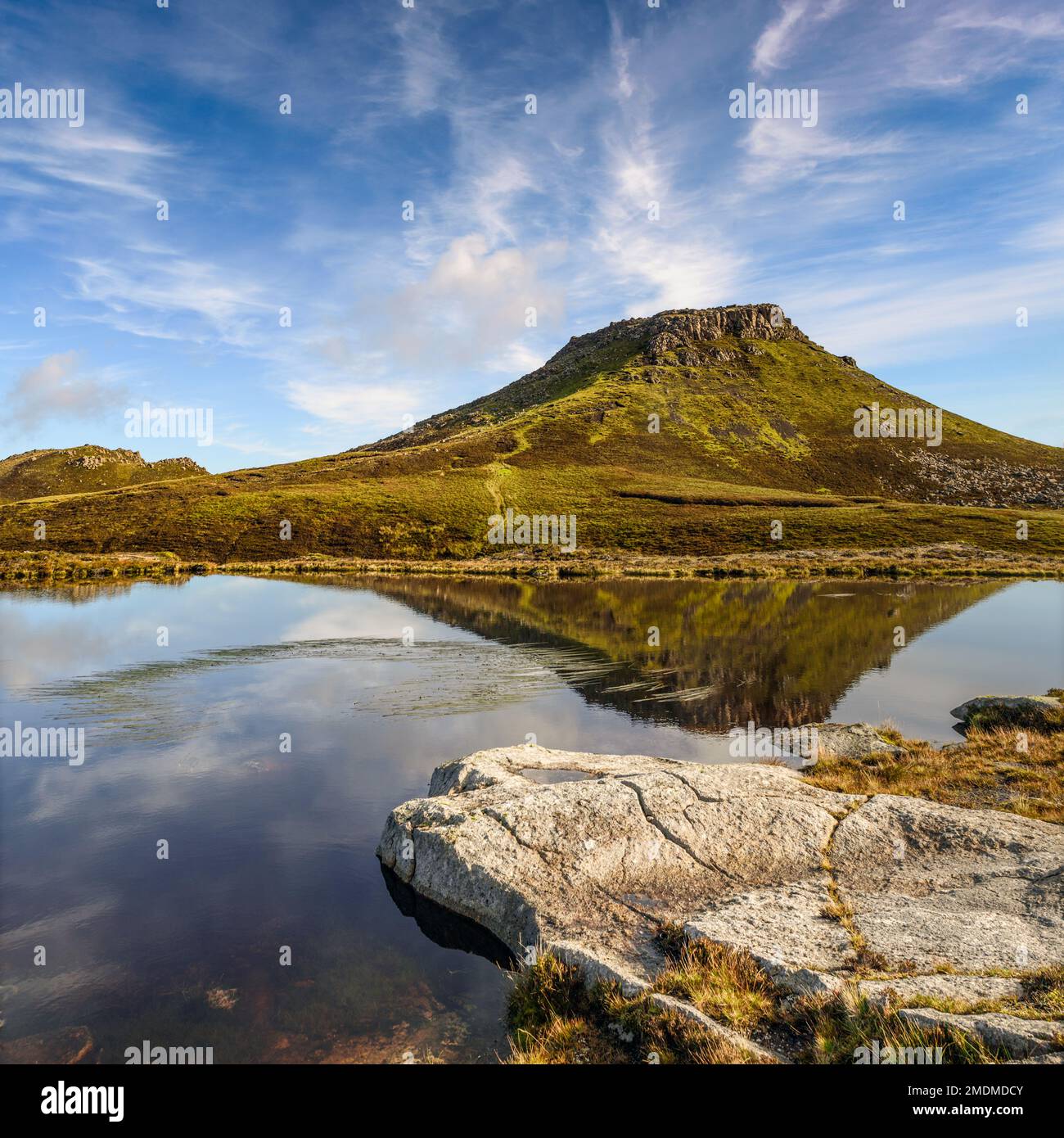 Dun Cann se reflète dans un lochan sans nom sur Bealach Ruadh sur l'île de Ramsay, en Écosse Banque D'Images