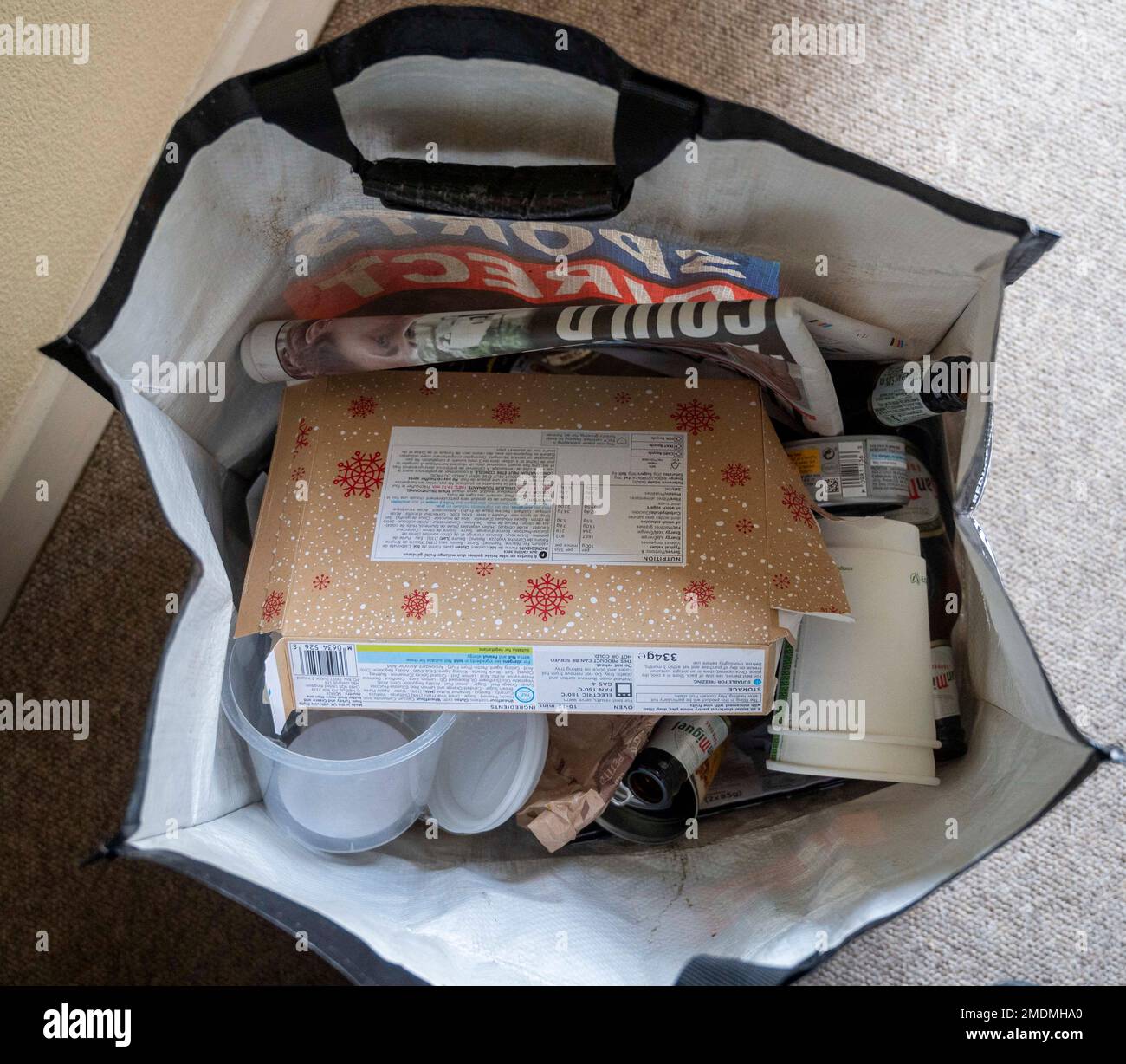 Recyclage des déchets ménagers Royaume-Uni - bouteilles en verre, carton en  plastique et boîtes en étain crédit Simon Dack Photo Stock - Alamy