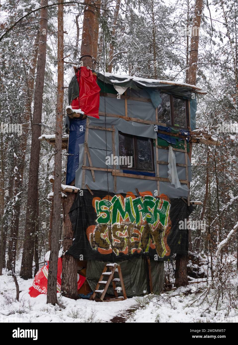 23 janvier 2023, Saxe, Ottendorf-Okrilla : une maison d'arbres construite par des activistes climatiques se trouve sur une parcelle forestière occupée. L'occupation, qui a commencé à l'été 2021, est connue par le slogan 'Heibo bleibt'. La date limite pour le défrichement de la parcelle de forêt occupée au nord-est de Dresde, qui doit être défriché pour l'expansion d'une fosse de gravier, est en train de s'éteindre. Photo: Matthias Rietschel/dpa Banque D'Images