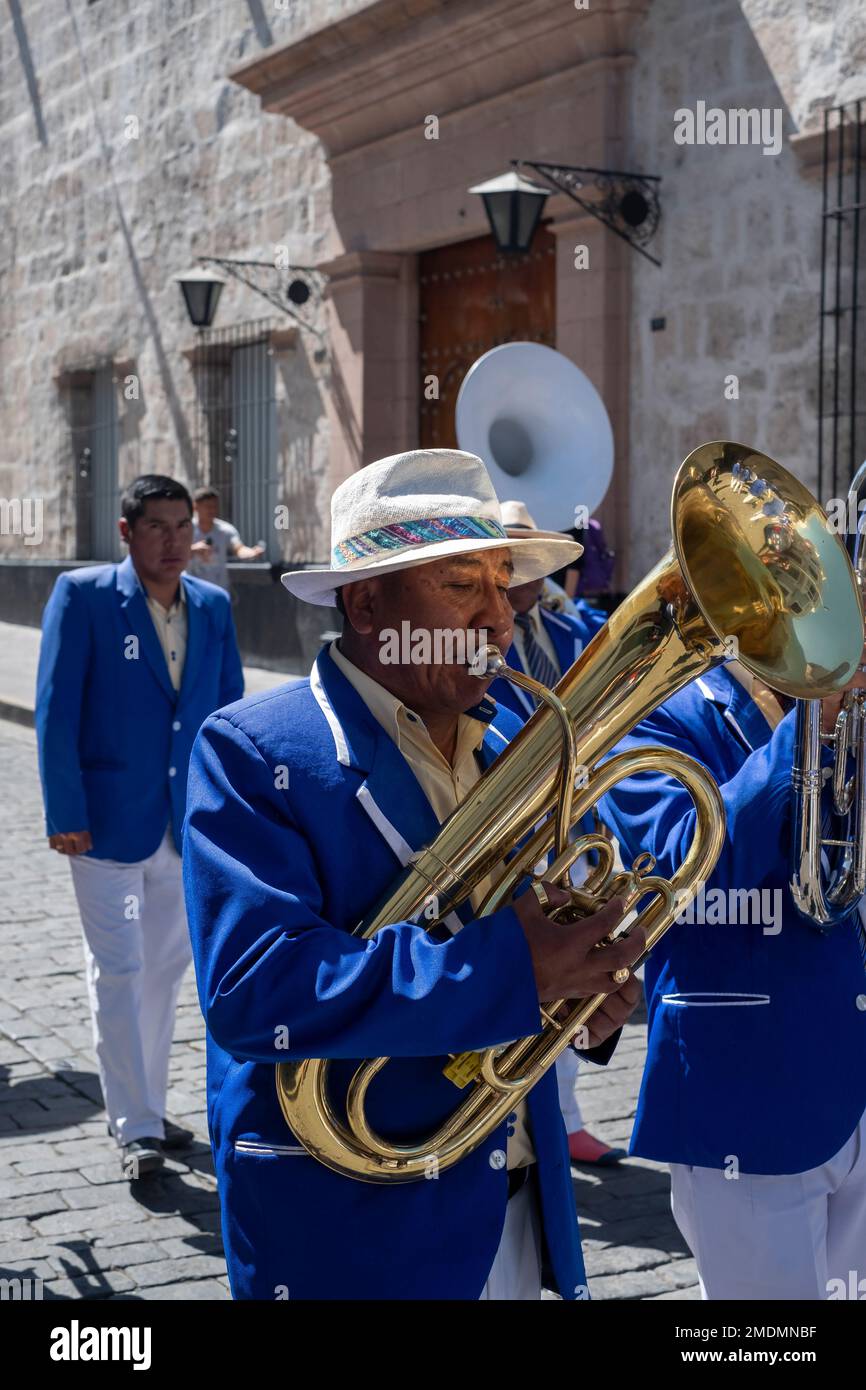 Musiciens, défilé pour l'anniversaire de la fondation d'Arequipa, Pérou Banque D'Images