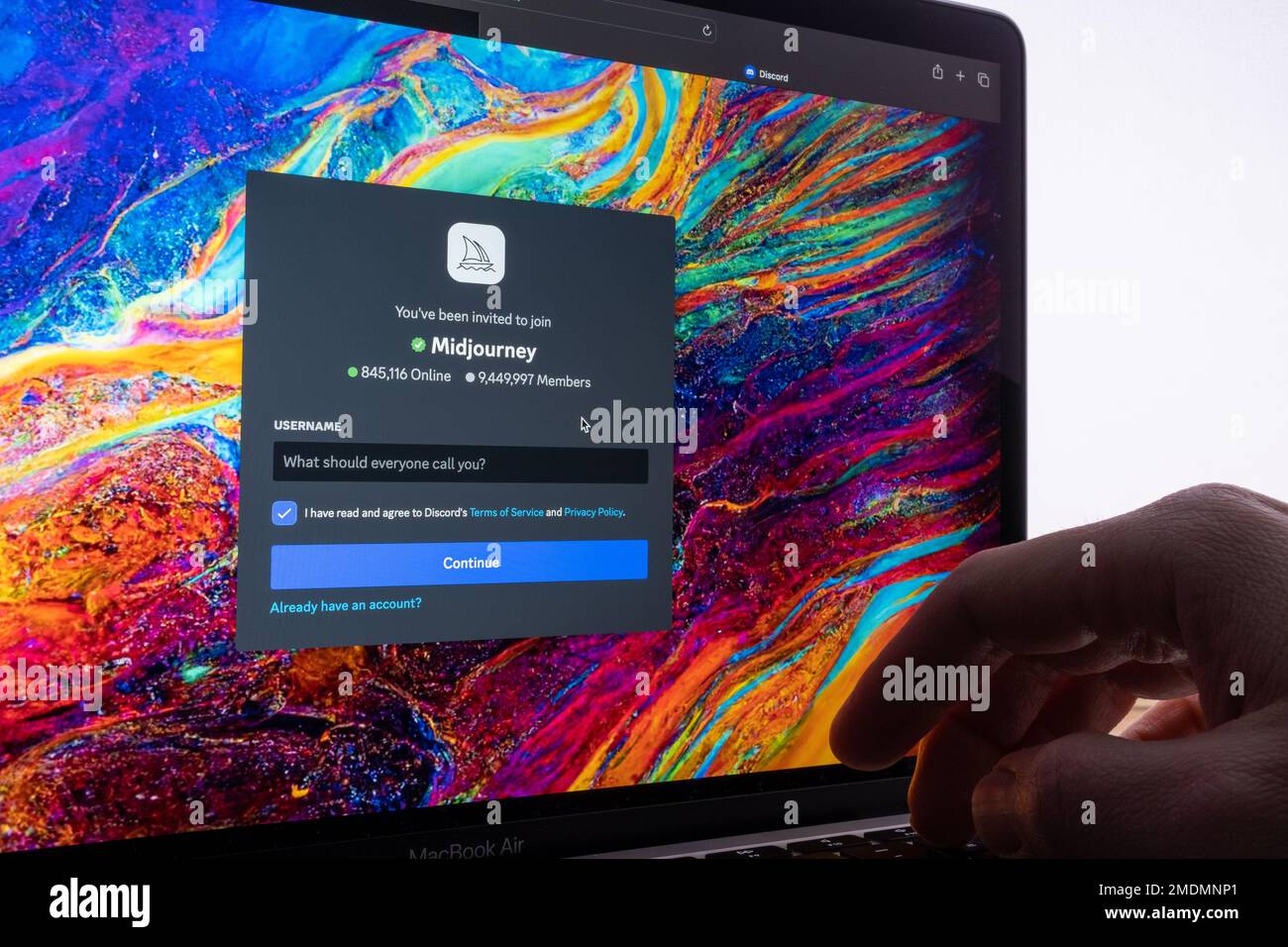 Page avant du site Web MidJourney ai bot vu sur ordinateur portable. Outil de création d'art d'intelligence artificielle. Stafford, Royaume-Uni, 23 janvier 2023 Banque D'Images
