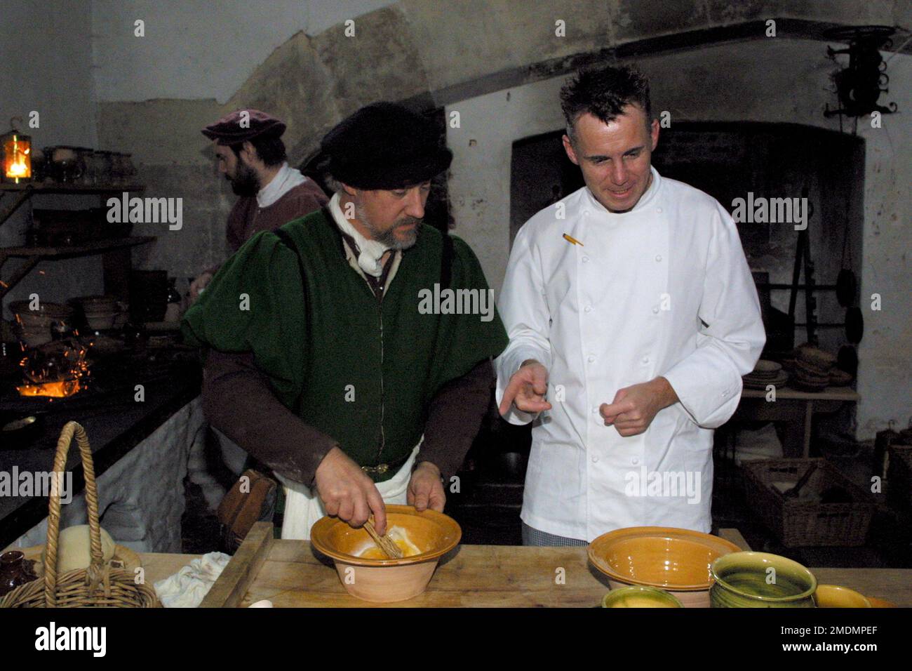 Gary Rhodes, chef de la télévision britannique et célébrité, visite des cuisines Tudor au palais de Hampton court en 2001 Banque D'Images