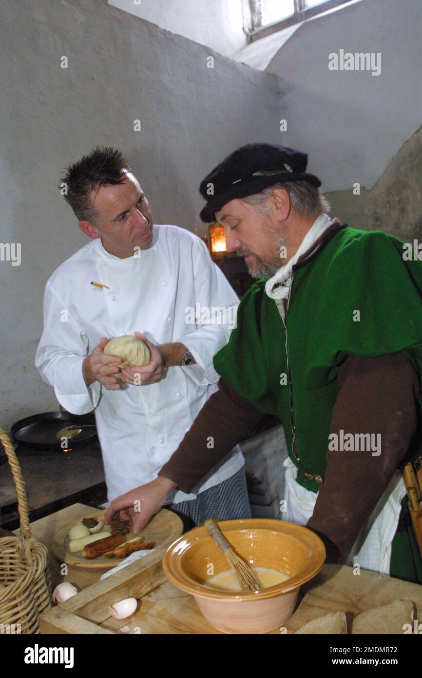 Gary Rhodes, chef de la télévision britannique et célébrité, visite des cuisines Tudor au palais de Hampton court en 2001 Banque D'Images