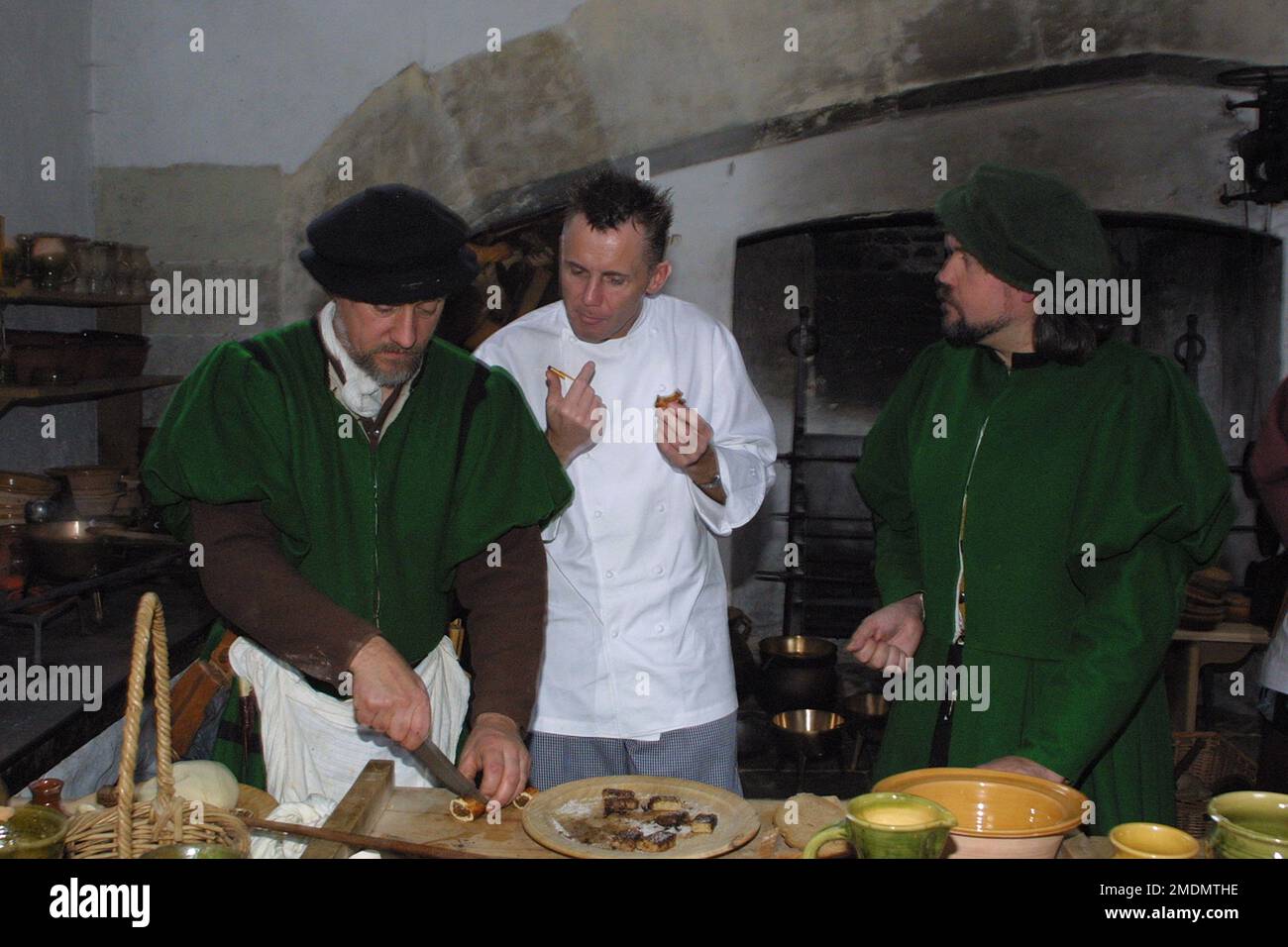 Gary Rhodes, chef de la télévision britannique et célébrité, visite des cuisines Tudor au palais de Hampton court en 2001 Banque D'Images