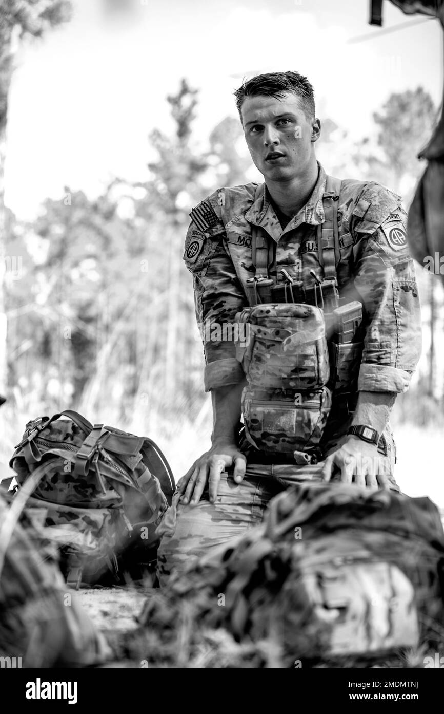 Les parachutistes affectés à la troupe Charlie, 1-73 Cavalry Regiment, 2nd Brigade combat Team, 82nd Airborne Division conduisent la navigation terrestre pour le XVIII Airborne corps Best Squad Competition sur fort Stewart, GA, 26 juillet 2022. L’événement de navigation terrestre a été l’un des nombreux événements du XVIII Airborne corps Best Squad Competition qui a testé la compétence de chaque équipe en matière de tactiques de petites unités et d’expertise technique. Banque D'Images