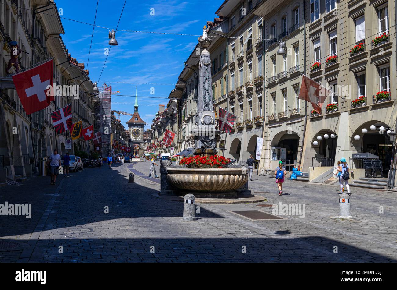 BERNE, SUISSE, 23 JUIN 2022 - vue sur Kramgasse, l'une des rues principales de la vieille ville de Berne, avec Tour de l'horloge (Zytglogge), Suisse. Banque D'Images